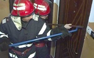 Pompierii au forţat uşa locuinţei – Ziarul Argeşul - ediţia online Pompierii au forţat uşa locuinţei