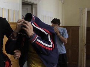 Împricinaţii, încătuşaţi şi duşi în arest