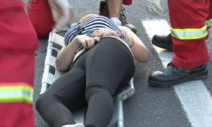 Una dintre victime, aşezată pe targă