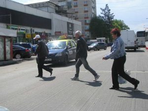 Fără marcaje, pietonii traversează la risc