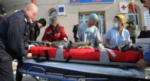 Bărbatul, preluat de echipa medicală