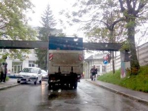 Şoferului i-au trebuit minute bune până s-a prins că nu poate trece