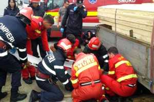 Argeşeanul scos de sub camion, trimis la Bucureşti