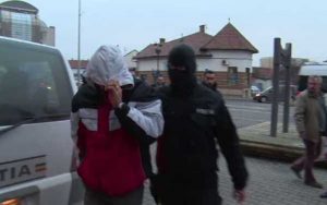 Agresorul, reţinut şi dus la instanţă pentru arestare