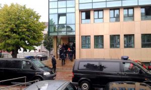 Suspecţi de proxenetism, săltaţi de mascaţi