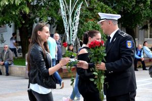 Agenţii locali au împărţit flori