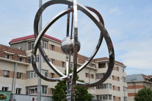 Atomul "orbitează" în zona blocurilor S1-S3 