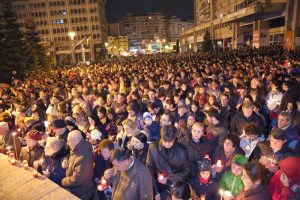 Piaţa "Vasile Milea" a fost înţesată de credincioşi – Ziarul Argeşul - ediţia online Piaţa "Vasile Milea" a fost înţesată de credincioşi