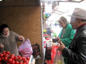 Coadă la taraba cu fructe româneşti 