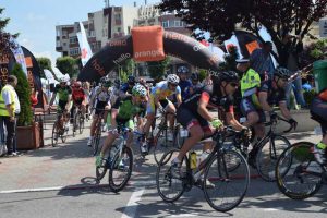 Sute de ciclişti la Turnirul Nobililor