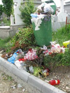 Prea mult  gunoi, prea puţine pubele