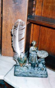 O veche călimară pentru cerneală şi o pană de scris