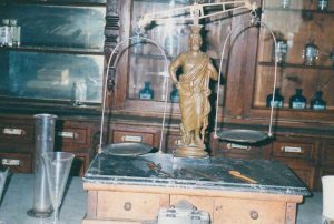 "Lyoneza", balanţa cu Zeul Aesculapius