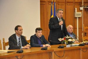 Oficialii din administraţie, faţă în faţă cu jurnaliştii