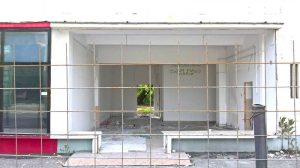 ...Lângă panou, doar rămăşiţele fostei farmacii