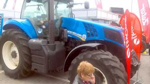 Un tractor imens care abia a încăput în... fotografie