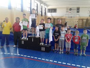 Zeci de elevi pasionaţi de tenis de masă, la 