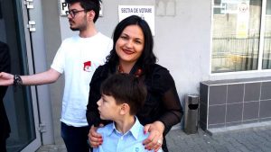 2016 ALEGERI LOCALE 6 – Ziarul Argeşul - ediţia online Sanda Fulga şi cel mai tânăr membru al familiei