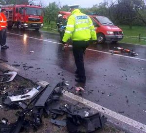 Poliţia, pompierii şi ambulanţa la locul accidentului