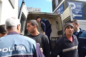 Fraţii Laurenţiu (cu fes) şi Vasile Durleci, aduşi la istanţă