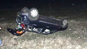 Maşina, răsturnată în decor