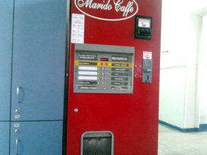 Încerca să fure bani din automatul de cafea