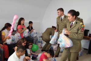 Militarii au adus daruri copiilor