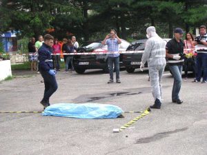Criminaliştii fac cercetări la locul evenimentului