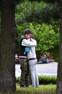 Plâns în hohote de prieteni