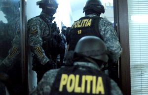 Mascaţii, la locuinţa suspectului