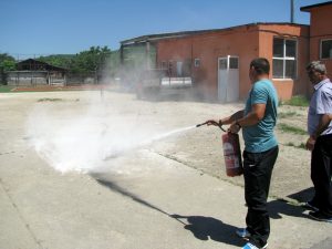 Demonstraţie de folosire a extinctorului