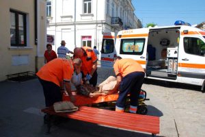 = Femeia, luată de echipajul ambulanţei