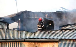 Pompierii dislocă acoperişul ca să stingă flăcările