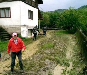 Gospodărie afectată de inundaţii 