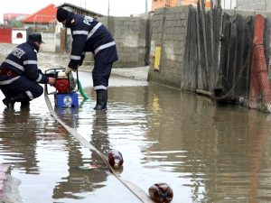 Apa, evacuată cu motopompele