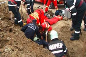 Muncitor îngropat subn un mal de pamânt