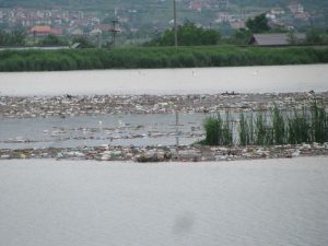 Lacul Prundu, acoperit de gunoaie