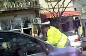 Poliţist rănit de un şofer irascibil