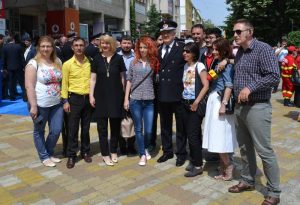 Colonelul Ion Popa, în mijlocul jurnaliştilor