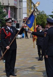 Colonelul Liviu Popescu a primit drapelul unitîţii