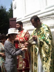 Părintele miruieşte mulţimea