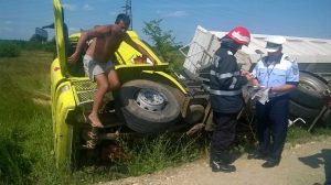 Presupusul şofer coboară teafăr din cabină