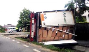 Vehiculul, răsturnat peste gardul unui imobil