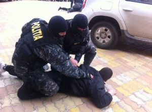 Traficant capturat de mascaţi