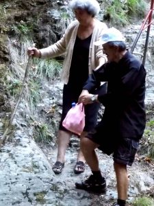 Turişti în papuci şi adidaşi în canion