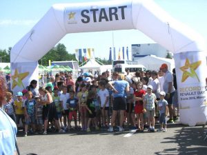 Copii pregătiţi de start la proba de alergare