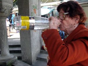 Bunica bea cu încredere apa din bazar