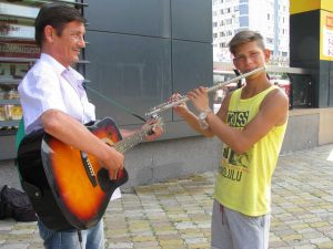 Gabriel şi tatăl său, la "lucru" pe Strada Mare