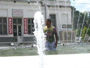 Puştiul s-a scăldat în voie în buricul târgului