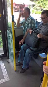 Omul mirosea ca un sconcs